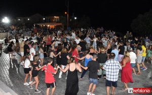 Την «εγκαινίασαν» χορεύοντας! Γλέντι απ' τα παλιά στη νέα πλατεία Βλαχάτων για την Αγία Μαρίνα! (εικόνες/video)
