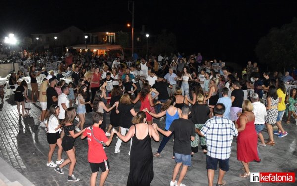 Την «εγκαινίασαν» χορεύοντας! Γλέντι απ' τα παλιά στη νέα πλατεία Βλαχάτων για την Αγία Μαρίνα! (εικόνες/video)