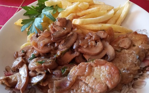 Πεντανόστιμα χοιρινά μπριζολάκια με σάλτσα μανιταριών από την Σία Λαδά