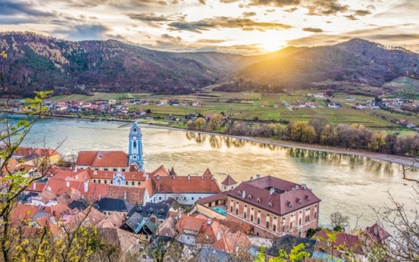 Το μεσαιωνικό χωριό που βρέχεται από το Δούναβη!