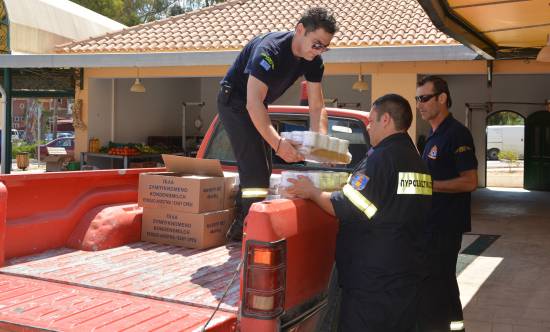 Κίνηση ανθρωπιάς από τα Σώματα Ασφαλείας: Πυροσβεστική και Λιμενικό παρέδωσαν τρόφιμα στο Κοινωνικό Παντοπωλείο