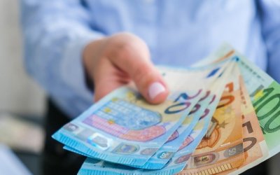 Επίδομα αδείας καλοκαιριού 2025: Πότε πληρώνεται από τους εργοδότες, πώς υπολογίζεται