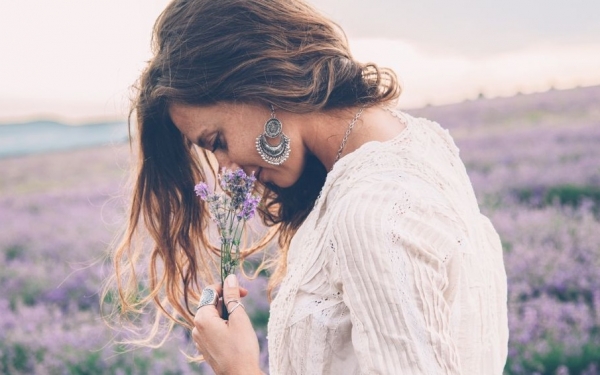 5 τρόποι που μας κάνουν πιο ευτυχισμένους σε μόλις 15 λεπτά, σύμφωνα με καθηγητή του Χάρβαρντ