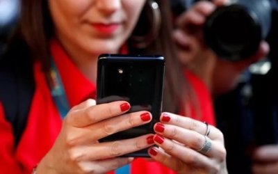 Έρευνα: Πόσο πρέπει να μιλάμε στο κινητό για να μην μας «ανέβει» η πίεση;