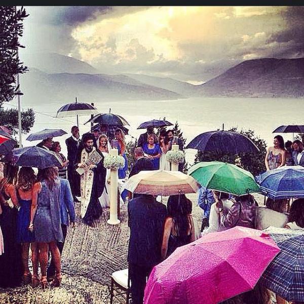 Η βροχή δεν τους πτόησε! Παντρεύτηκαν στην Αντίσαμο και χόρεψαν στην παραλία (εικόνες)