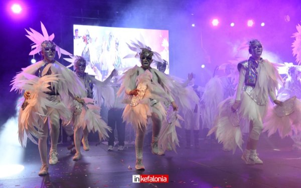 Ξεφάντωμα και χρώμα στη Βραδινή Παρέλαση του Αργοστολιώτικου Καρναβαλιού!