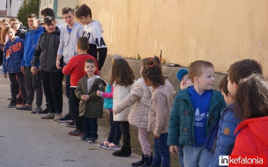 Χέρι-χέρι η διαδρομή των τελευταίων βιβλίων από την Ιακωβάτειο Βιβλιοθήκη στο Μουσείο Ληξουρίου (εικόνες/video)