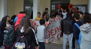 Πήραν την κατάσταση στα χέρια τους οι μαθητές του 2ου Λυκείου Αργοστολίου- Δυναμική κινητοποίηση σε αντιπεριφέρεια και Δήμο