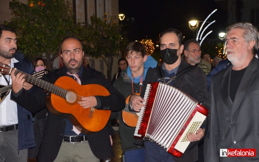 Παραμονή Πρωτοχρονιάς στο Αργοστόλι με κολώνιες, κάλαντα, καντάδες και πολλή θετική ενέργεια! (εικόνες/video)