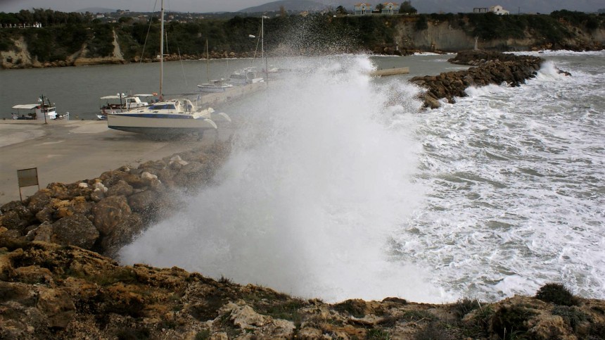 Στη... δίνη των ανέμων το γραφικό λιμανάκι της Αγίας Πελαγίας (εικόνες)