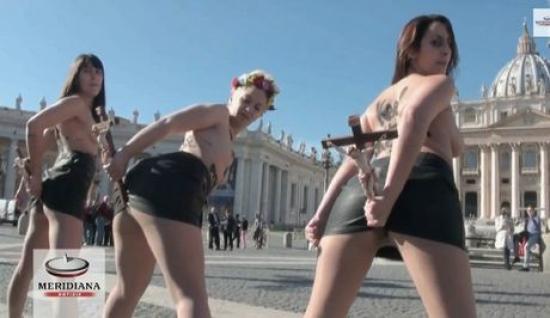 Βίντεο: Οι Femen έβαλαν σταυρούς στα οπίσθια τους για να "καρφώσουν" τον Πάπα