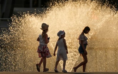 Καιρός – Καύσωνας: Έως 43 βαθμούς η θερμοκρασία την Παρασκευή – Σύσκεψη με Χρυσοχοΐδη, Χαρδαλιά