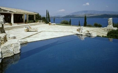 Σε αυτή τη βίλα με τις πισίνες και τα αρχαιοπρεπή αγάλματα μένει ο πρίγκιπας Κάρολος στην Κέρκυρα [εικόνες]