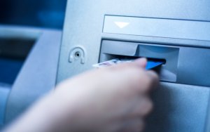 Δώρο Χριστουγέννων, 534 ευρώ: Μπαράζ πληρωμών για πάνω από 1 εκατ. εργαζόμενους