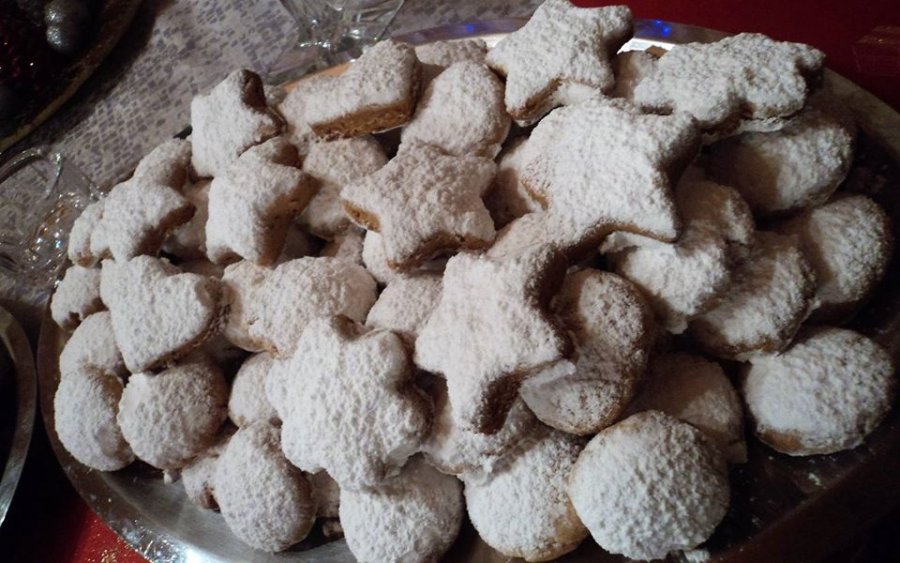 Αφράτοι κουραμπιέδες αμυγδάλου από την Σία Λαδά