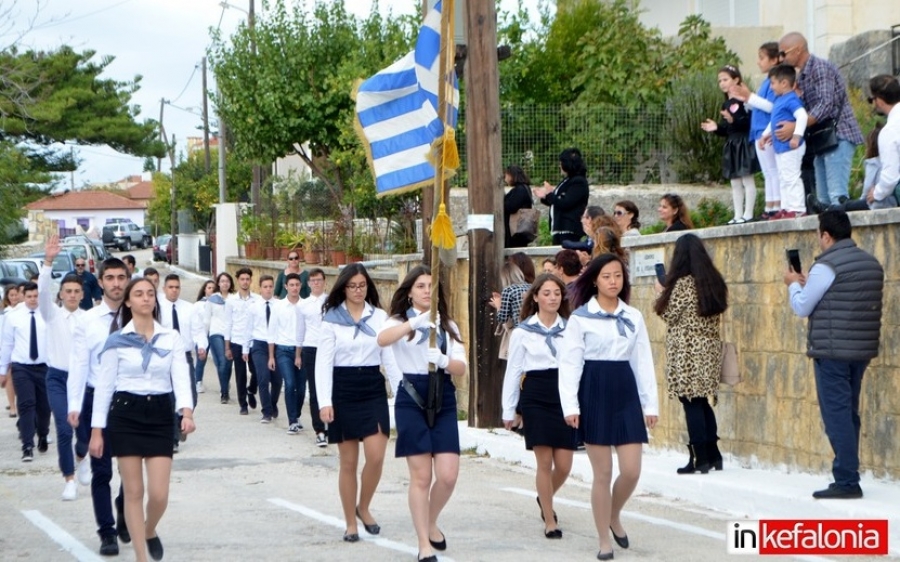 Η παρέλαση της 28ης Οκτωβρίου στις Κεραμειές (εικόνες)