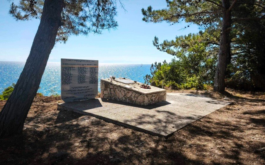 Τοποθετήθηκε η Πλάκα με τα ονόματα των Ηρώων του Υποβρυχίου «Περσέας» στον Πόρο