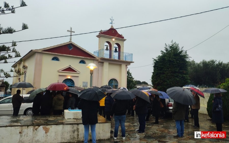 Μεταξάτα: Πλήθος κόσμου αποχαιρέτησε με συγκίνηση τον Νίκο Φραντζή