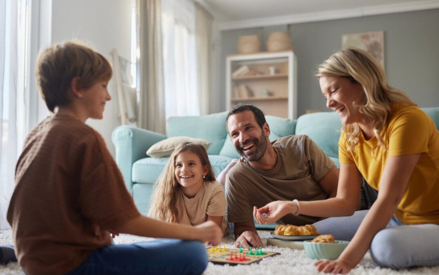 Οικογένειες με παιδιά: Εφάπαξ ενίσχυση 150 ευρώ ανά τέκνο στα τέλη Ιουνίου – Ποιους και πόσους αφορά