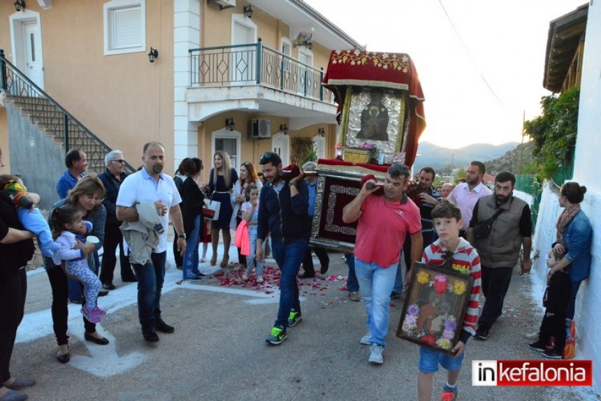 Η λιτάνευση της εικόνας της Παναγίας των Σισσίων στα Βλαχάτα (εικόνες + video)