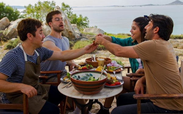 Η Ελληνική Κωμωδία «Περιμένοντας τη Νονά» στον «Κέφαλο»