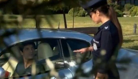 Αστυνομικός κάνει σωματικό έλεγχο στο Σάκη Ρουβά (VIDEO)