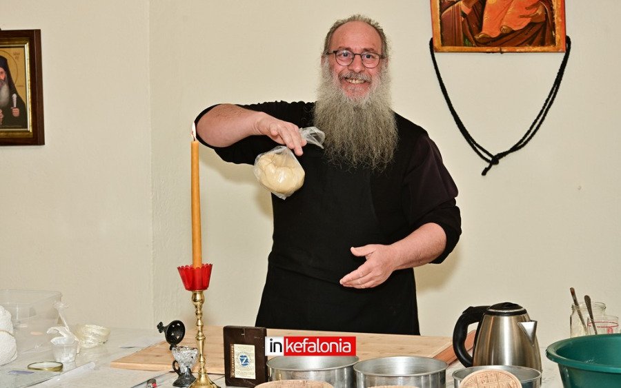 Πώς φτιάχνεται το πρόσφορο της Θείας Λειτουργίας – Το ξεχωριστό μάθημα που έγινε στην Ιερά Μονή Αγίου Ανδρέα