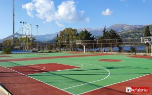 Αργοστόλι: Τελευταίες ... πινελιές στα ανοικτά γήπεδα μπάσκετ (εικόνες)