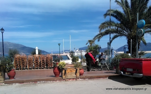 Σάμη: "Ξηλώνουν" τις τέντες στη παραλία (εικόνες)