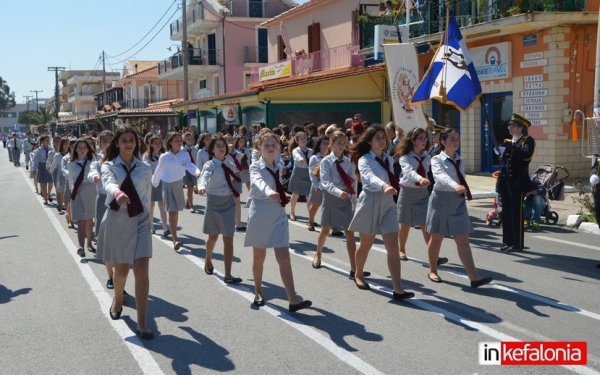 Η μαθητική παρέλαση της 25ης Μαρτίου και η κατάθεση στεφάνων στο Ληξούρι (εικόνες)