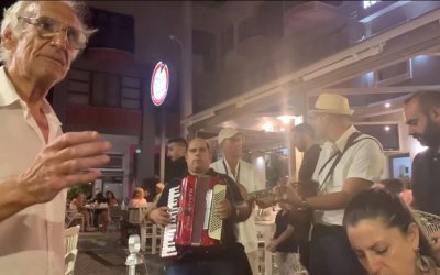 Αργοστόλι: «Η παρέα των Κανταδόρων της Κεφαλονιάς» τραγουδά το κυπριακό τραγούδι «Ουλα χαλάλι του» και εντυπωσιάζει (video)