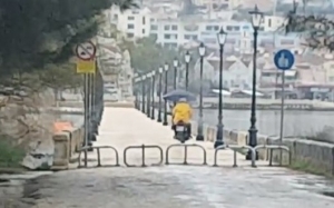 Αποκλειστικά για χρήση πεζών η γέφυρα Δεβοσέτου; Μπα, δεν θα το λέγαμε… (video)