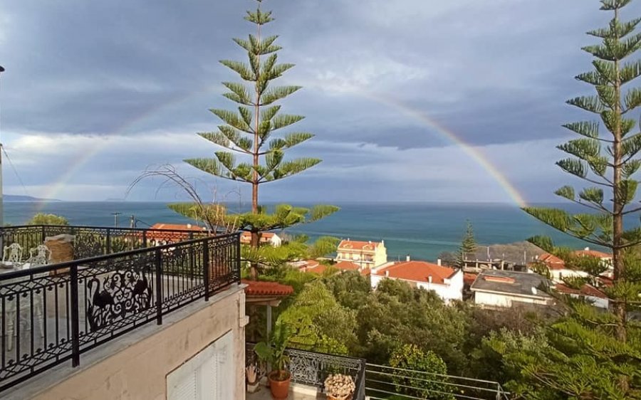 Πόρος: Μαγευτική εικόνα του ουράνιου τόξου!