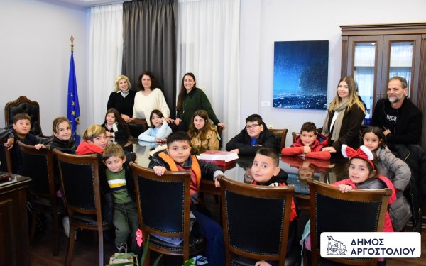 Εορταστική επίσκεψη μαθητών του Δημοτικού Σχολείου Ομαλών στο Δημαρχείο Αργοστολίου