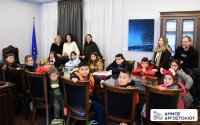 Εορταστική επίσκεψη μαθητών του Δημοτικού Σχολείου Ομαλών στο Δημαρχείο Αργοστολίου
