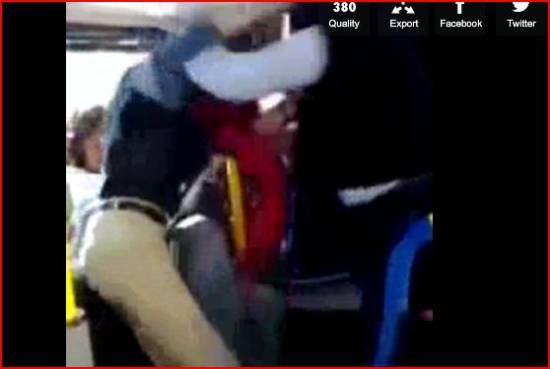 Οδηγός λεωφορείου χτυπά μαθήτρια (video)