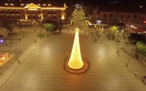 Βίντεο από την Πλατεία Αργοστολίου - Άναψε το Χριστουγεννιάτικο δέντρο