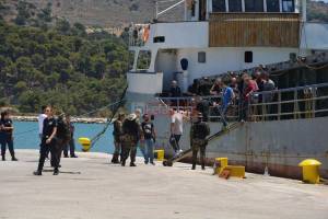 Ανανεωμένο - Φορτίο «μαμούθ» με λαθραία τσιγάρα εντόπισε το Λιμενικό (καρέ - καρέ οι έρευνες πάνω στο πλοίο)