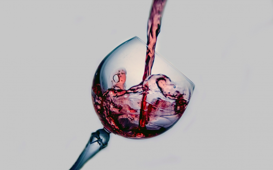 Ένα ποτήρι κόκκινο κρασί πριν τον ύπνο αποτρέπει την αύξηση βάρους