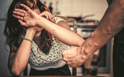 Ενδοοικογενειακή Βια: «Πρέπει να πάψουν να φοβούνται οι γυναίκες. Να φοβούνται μόνο οι δράστες, οι οποίοι σε περίπτωση καταγγελίας θα συλληφθούν»