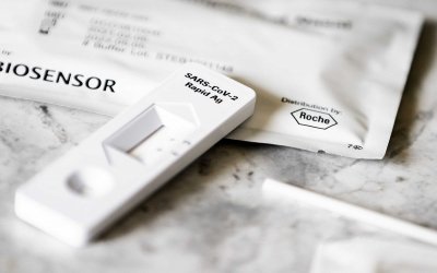 Ξεκινούν από βδομάδα οι πρώτοι έλεγχοι με self test: Πώς θα τα αγοράζουμε, ποιοι θα τα πάρουν πρώτοι