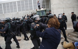 Καταλονία: Βίαιη επέμβαση της αστυνομίας στα εκλογικά κέντρα-Πλαστικές σφαίρες και τραυματίες [εικόνες]