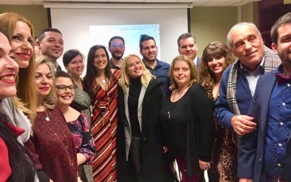 Τραγούδι, κέφι και χορός στο καραόκε πάρτυ της Νεολαίας της Αδελφότητας (εικόνες)