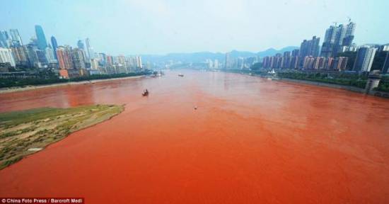 Και το ποτάμι βάφτηκε ...κόκκινο! Απίστευτες φωτογραφίες από την Κίνα