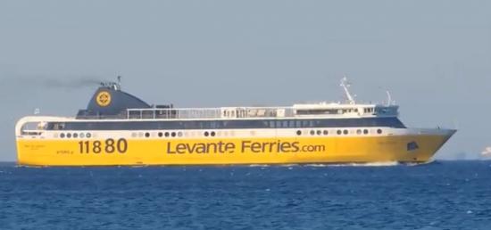 Έφθασε στον Πειραιά το πλοίο «Fior Di Levante» - VIDEO από την άφιξή του