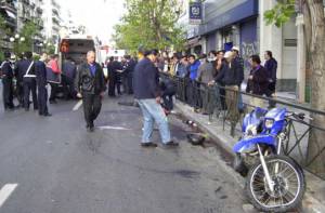 Μοτοσικλετιστής τραυμάτισε και εγκατέλειψε μητέρα και δύο παιδιά στο κέντρο της Αθήνας