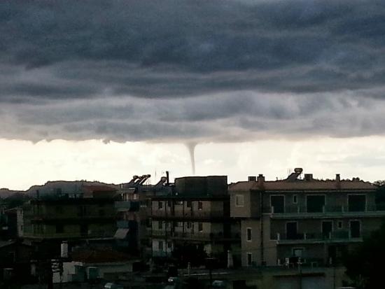 Ανεμοστρόβιλος έριξε κολώνες της ΔΕΗ στα Ιωάννινα