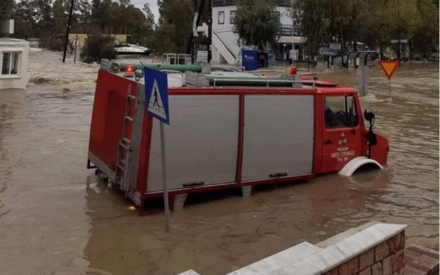 Κακοκαιρία Μπάλλος - Κέρκυρα: Παιδιά παραμένουν στα σχολεία γιατί δεν μπορούν να τα προσεγγίσουν οι γονείς τους