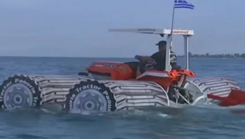 Αυτό είναι το πρώτο Ελληνικό αμφίβιο τρακτέρ που οργώνει τις θάλασσες - Δείτε το βίντεο που κάνει θραύση