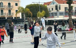 ΚΟΑ: Μαθητές γνώρισαν το τένις στην πλατεία Αργοστολίου μέσα από το «Street tennis for kids»